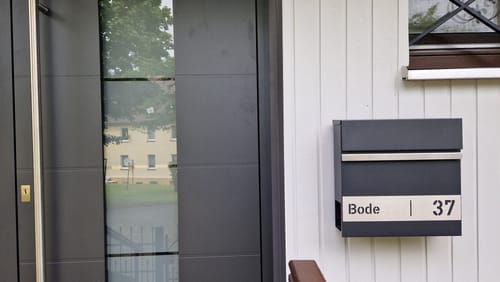 Customer photo review of AlbersDesign Briefkasten B3 Eisenglimmer (DB703) personalisiert mit Edelstahlschild