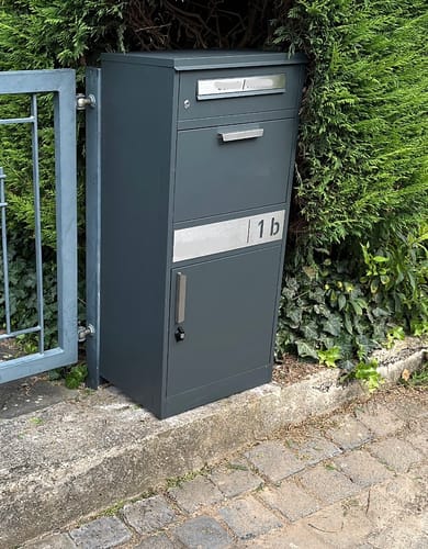 Customer photo review of AlbersDesign Stand-Paketbox PB1 anthrazit (RAL7016) personalisiert mit Edelstahl-Schild