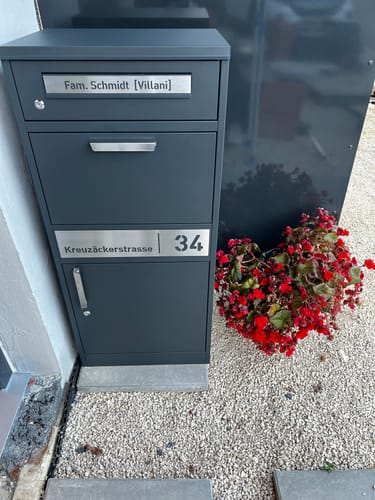 Customer photo review of AlbersDesign Stand-Paketbox PB1 anthrazit (RAL7016) personalisiert mit Edelstahl-Schild