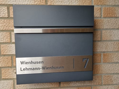 Customer photo review of Aufpreis Ausführung Edelstahlschild mehrzeilig