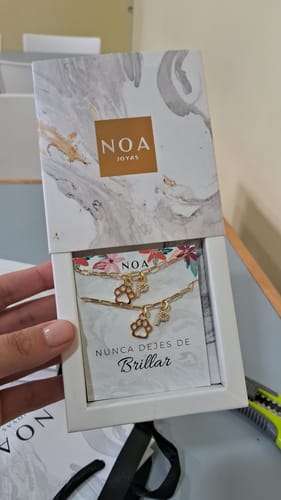 Customer photo review of PULSERA AMULETO HUELLA + INICIAL BAÑO DE ORO