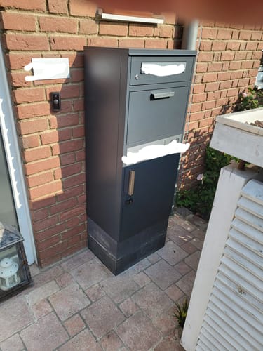 Customer photo review of AlbersDesign Stand-Paketbox PB1 anthrazit (RAL7016) personalisiert mit Edelstahl-Schild