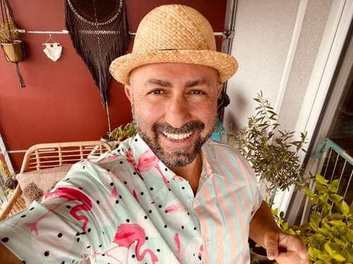 Customer photo review of Chemise d'été à manches courtes boutonnée à imprimé flamant rose pour hommes