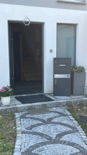Customer photo review of AlbersDesign Stand-Paketbox PB1 anthrazit (RAL7016) personalisiert mit Edelstahl-Schild