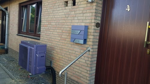 Customer photo review of AlbersDesign Briefkasten B1 in WUNSCHFARBE personalisiert mit Edelstahl-Schildern