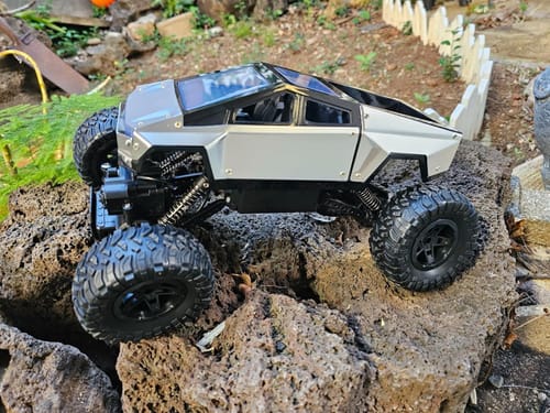 Customer photo review of EVAAM® 1:8 Radio-Controlled Truck for Tesla Cybertruck