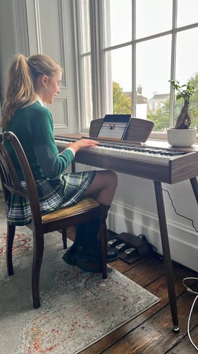 Customer photo review of Donner DDP-80 Digital-Piano für Zuhause 88 gewichtete Tasten & Stilvolles Holzdesign mit 3 Pedale