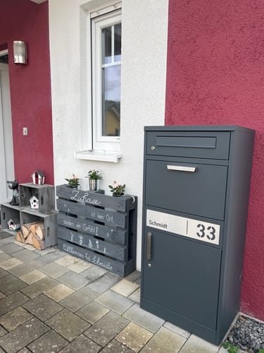 Customer photo review of AlbersDesign Stand-Paketbox PB1 anthrazit (RAL7016) personalisiert mit Edelstahl-Schild