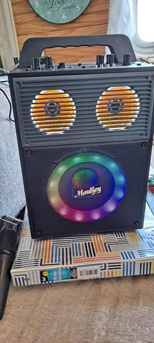 Customer photo review of Moukey カラオケマシン、大人用子供用ポータブルPAシステム、ストラップ付きBluetoothカラオケスピーカー、ワイヤレスマイク2本、ディスコライト付き小型パーティースピーカー、TWS/AUX/USB/TF/FM - MPS4グレー