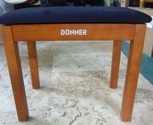 Customer photo review of Donner ピアノ椅子 楽譜収納付き 木製 キーボードベンチ 安定感 座り心地よい 頑丈 滑り止め 140㎏耐荷重 幅52cm 奥行34cm 茶色