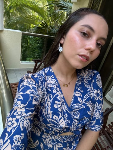 Customer photo review of Aretes de corazones blancos grandes