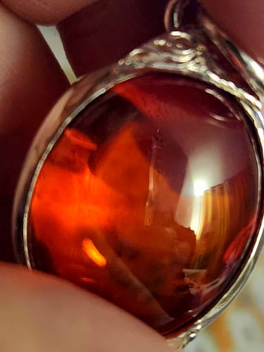 Customer photo review of Beaux pendentifs en cristal sacré rouge des Nâgas serti d'argent.