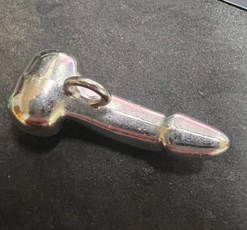 Customer photo review of Amulette Thai phallique Palat Kick Ngern - Vénérable Potan Phrom Thamtallo.