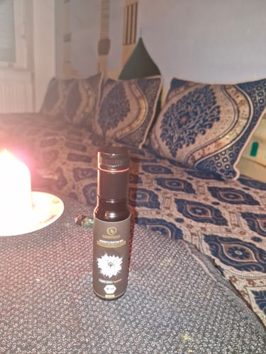 Customer photo review of Bio Schwarzkümmelöl von Sunnafrucht® | 100ml | Thymochinongehalt = 53000mg/l | Nativ | Kaltgepresst & Ungefiltert | Natives Schwarzkümmelöl | Reich Thymoquinon | Bio Nigella Sativa Samen aus Ägypten | MIRON Violettglas für optimale Frische