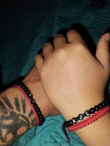 Reseña con foto de un cliente sobre Pulseras de Piedras Onix Mate con Iniciales