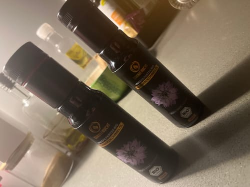 Customer photo review of Bio Schwarzkümmelöl von Sunnafrucht® | 100ml | Thymochinongehalt = 53000mg/l | Nativ | Kaltgepresst & Ungefiltert | Natives Schwarzkümmelöl | Reich Thymoquinon | Bio Nigella Sativa Samen aus Ägypten | MIRON Violettglas für optimale Frische