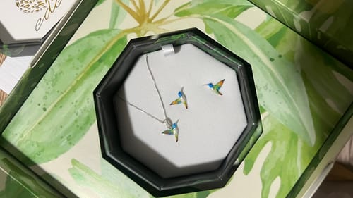 Customer photo review of Collar y Aretes Colibrí Violeta
