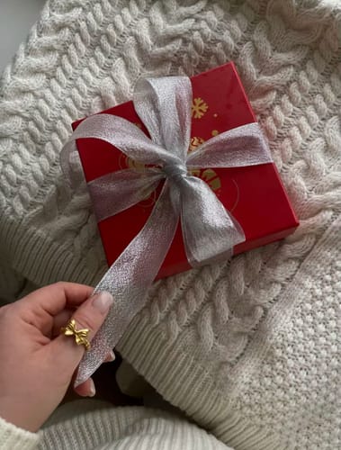 Customer photo review of Croquette Bow 18k Gold Ring