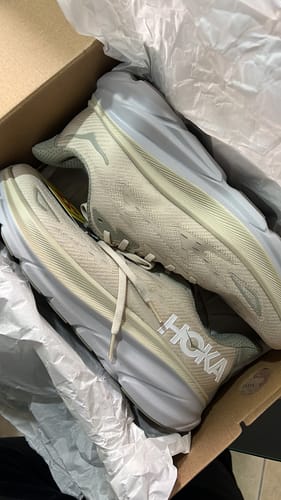 Customer photo review of Hoka One One Clifton 9 Hombre Oat Milk