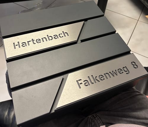 Customer photo review of AlbersDesign Briefkasten B1 anthrazit (RAL7016) personalisiert mit Edelstahl-Schildern