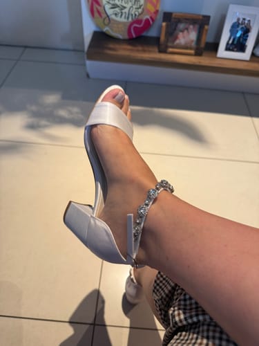 Customer photo review of Sandália Noiva Gisele Velvet Branco com Pedrarias