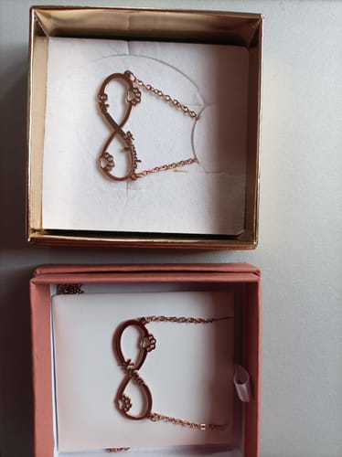 Customer photo review of Collier infini personnalisé à prénom et pattes de chien ou chat