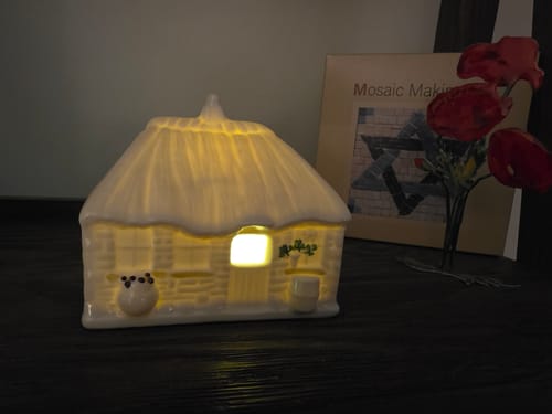 Customer photo review of Belleek Classic Edition Piece 2025-Irish Thatched Cottage LED