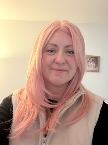 Customer photo review of JBEXTENSION 20 Inches Scalpiana Pink Wolf Cut 3.5X4 Hard Silky Top Natural Scalp Effect Wig With Bangs LILA PINK