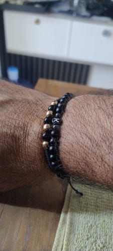 Reseña con foto de un cliente sobre Pulseras de Piedras Naturales con iniciales