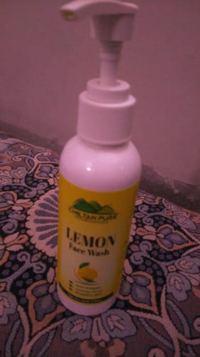 Customer photo review of Hand & Foot Glowing CREAM 🦶✋ Formulated With Multi-Vitamins & Glowing Agents, Moisturizes, Soothes & Improves Skin Texture, Makes Skin Soft & Glowing