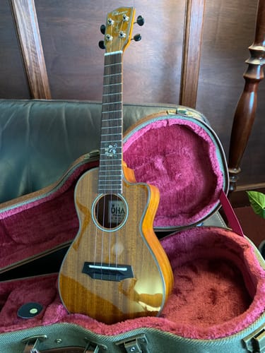 Customer photo review of CK-35CG-CL Cynthia Lin Concert Ukulele Pack Solid Mahogany with Cutaway Ohana