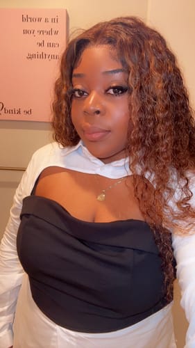 Customer photo review of CurlyMe Highlights Ombre Hair Water Wave Human Hair Wigs Transparent Lace Wigs Pre Plucked