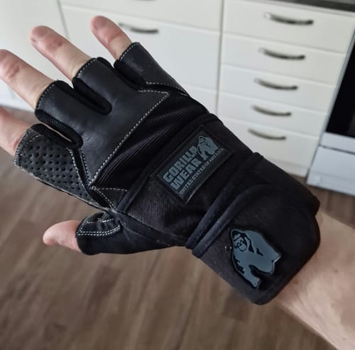 Customer photo review of Gorilla Wear Dallas Wrist Wrap Gloves, black