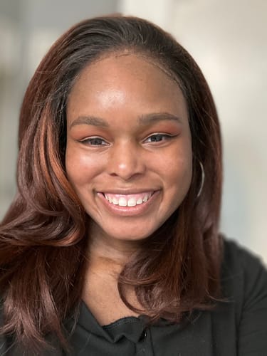 Customer photo review of Outre Perfect Hairline 13x6 Lace Frontal Wig - Leomie