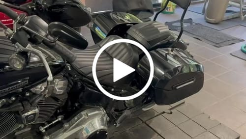 Customer video review of 32L - Darkin Large Quick Mount Painted Hard Saddlebags for Harley Softail Street Bob FXBB