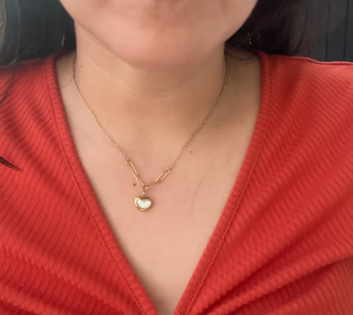 Customer photo review of Collar corazón blanco- acero inoxidable
