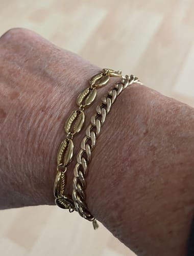 Customer photo review of Shell Link Chain Bracelet - Gold
