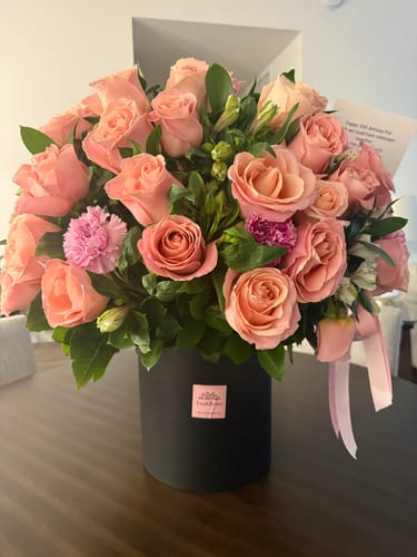Customer photo review of 50 Pink Roses Box