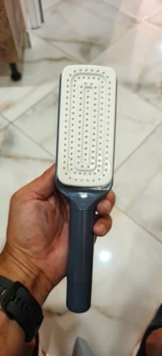 Customer photo review of Automatische Reinigung Rotierender Hebekamm Selbstreinigende Haarbürste Rotierender einziehbarer antistatischer Massagekamm Kopfhaut-Haarkamm