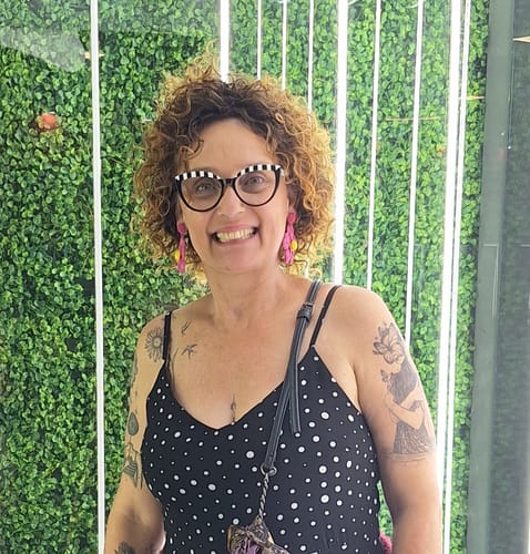 Customer photo review of Peruca Yarrow Loira Castanha Cacheada