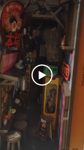 Customer video review of Neo Ramen MiniAlley – A Cyberpunk DIY Diorama Booknook