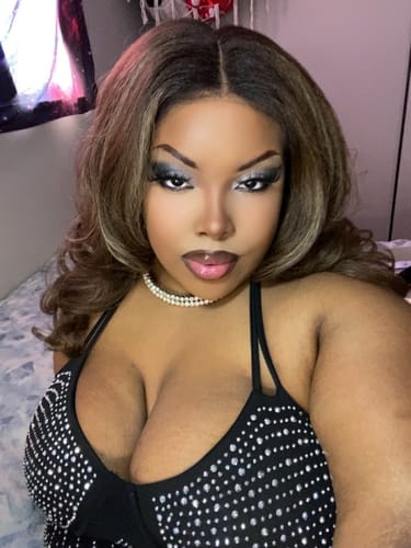 Customer photo review of Sensationnel Butta Glueless HD Lace Wig - Pre Cut Unit 12