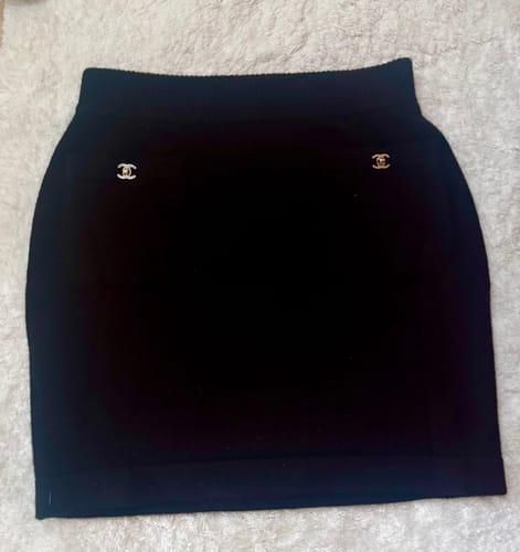Customer photo review of CC ICONIC SKIRT IN BLACK WOOL KNIT WITH FRONT POCKETS