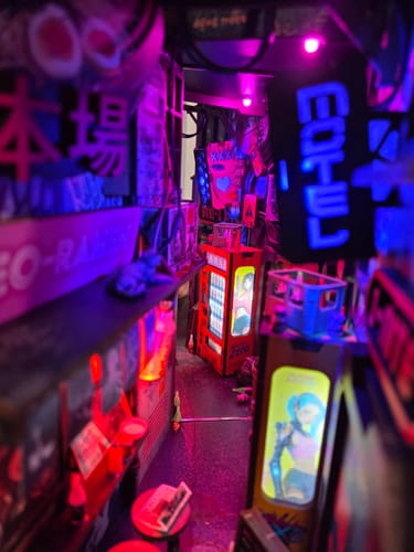 Customer photo review of Neo Ramen MiniAlley – A Cyberpunk DIY Diorama Booknook