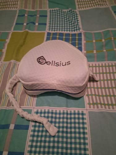 Avis photo d'un client sur Coussin Orthopédique Genoux Cellsius - Le secret d'un sommeil sans douleur