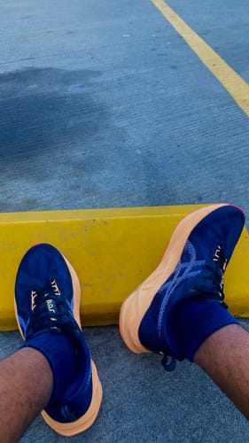 Customer photo review of Asics Novablast 5 Hombre Midnight Orange Glow