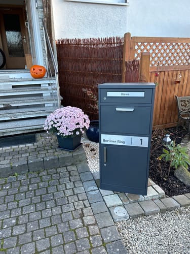 Customer photo review of Paketbox PB1 mit Briefkasten | eisenglimmer - DB703 | personalisiert mit Edelstahl-Schild