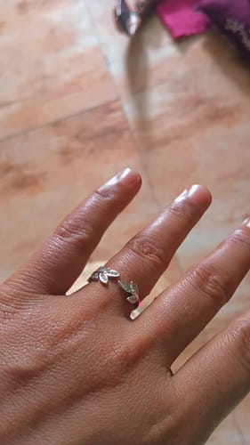 Customer photo review of Anushka Sharma Silver Zircon Leaf Ring