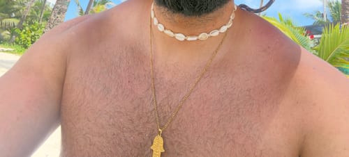 Reseña con foto de un cliente sobre Collar Mano de Fátima SS 316L Elect. Oro 18k