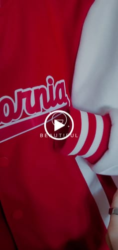 Customer video review of Maßgeschneidertes Rot Weiß Jacke